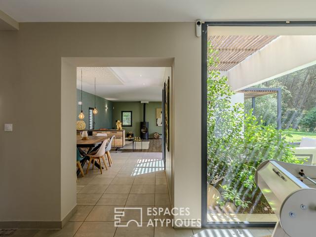 Cocon contemporain niché dans un écrin de verdure avec vue imprenable