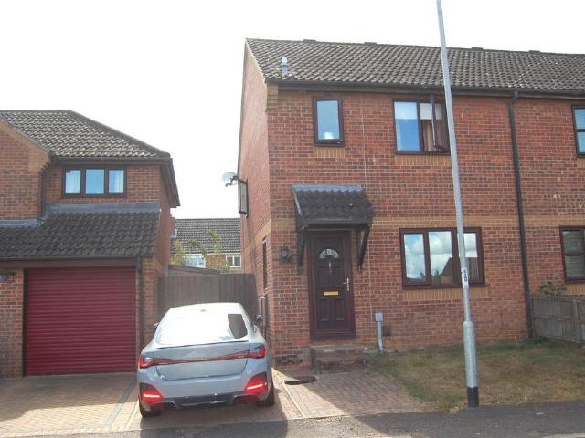 Codling Road, Bury St. Edmunds. 3 bed semi detached house to rent £1,350 pcm £312 pw