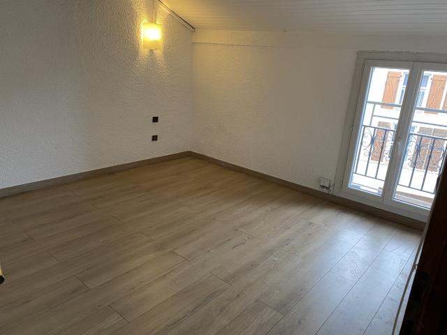 Coeur village Pollestres, F2 bis avec garage