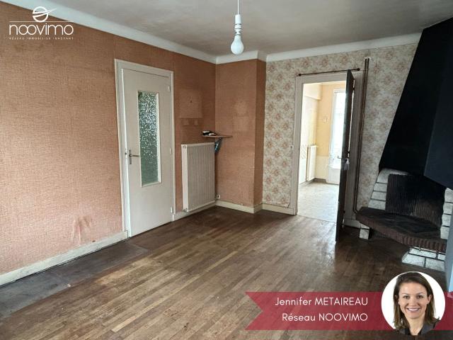 Coeur de bourg ! Au calme, maison à rénover non mitoyenne avec garage et petit jardin