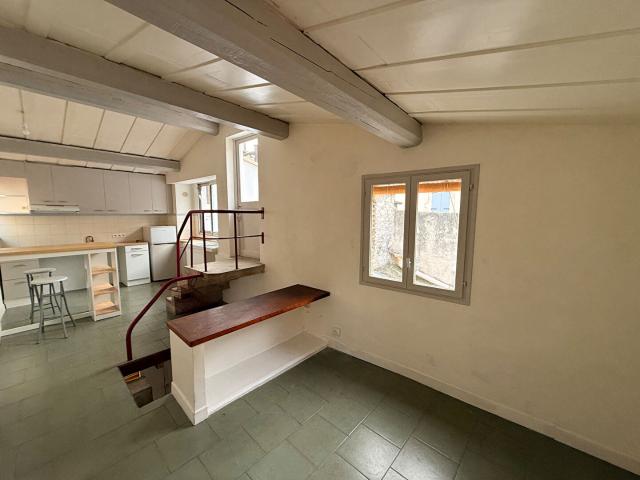 COEUR DE NIMES P3 en Triplex atypique 67m2, terrasse ensoleillée, calme