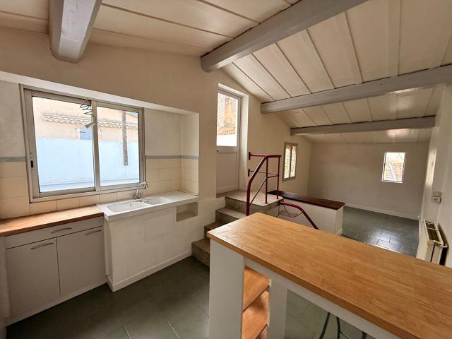 COEUR DE NIMES P3 en Triplex atypique 67m2, terrasse ensoleillée, calme