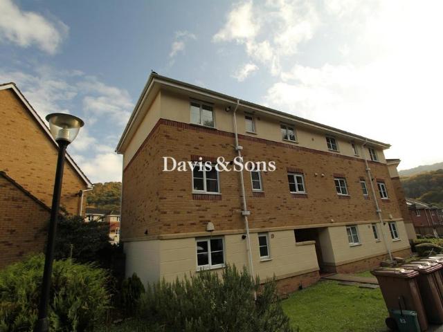 Coed Celynen Drive, Abercarn. 2 bed flat to rent £850 pcm £196 pw