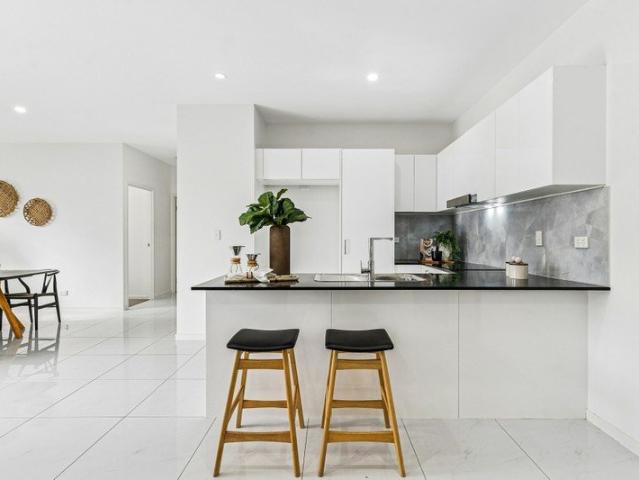 Coffee on the Balcony, Express Bus to the City Modern Living in a Boutique Block of Eight