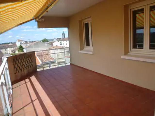 Cognac 16100 Location appartement 6 pièces t6 au dernier étage