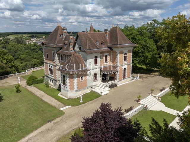 Cognac – Magnifique château avec vues panoramiques 875m² Cognac