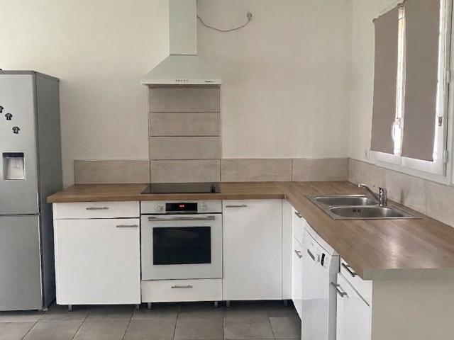 Cognac proche commerces: maison de 89m2 avec 3 chambres et petit jardin à louer