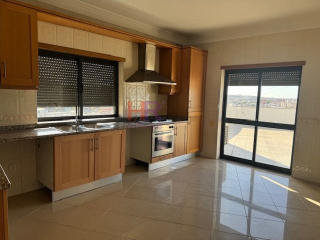Apartamento T3 usado para venda em Santo António dos Olivais, Coimbra, com 120 m² de área útil e perto de comodidades