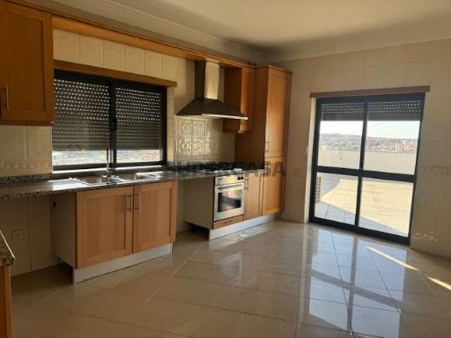 Apartamento T3 usado para venda em Santo António dos Olivais, Coimbra, com 120 m² de área útil e perto de comodidades