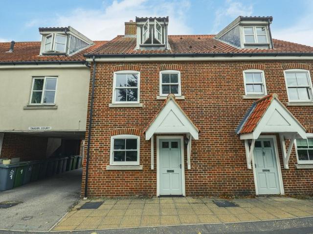 Coltishall 3 bed townhouse to rent £1,300 pcm £300 pw
