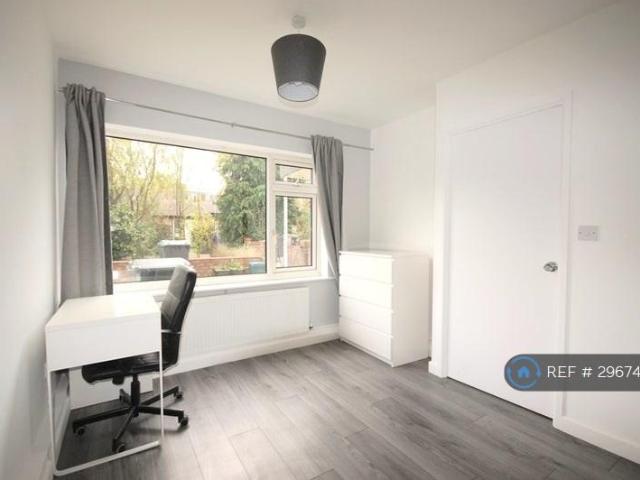 Colton Gardens, London, N17 4 bed flat to rent £2,650 pcm £612 pw