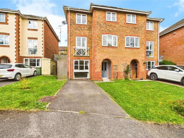 Coltsfoot Close, Burghfield Common. 4 bed townhouse to rent £1,850 pcm £427 pw