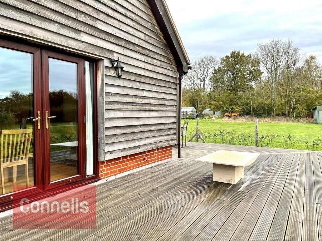 Coltstaple Lane, HORSHAM, RH13 1 bed semi detached bungalow to rent £1,275 pcm £294 pw
