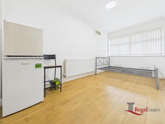 Columbia Avenue, Edgware, Middlesex. House share to rent £950 pcm £219 pw