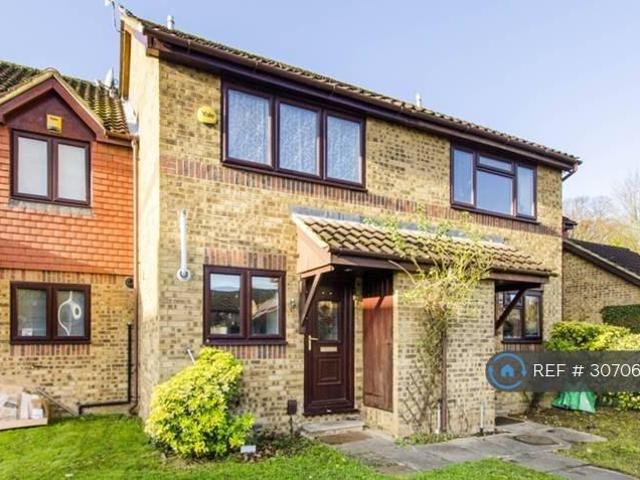 Columbia Avenue, Ruislip, HA4 2 bed terraced house to rent £2,000 pcm £462 pw