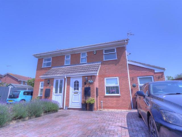 Columbine Grove, Evesham 3 bed house to rent £1,250 pcm £288 pw