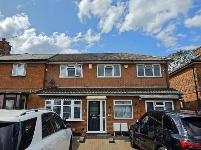 Colvin Gardens, ILFORD IG6 3 bed flat to rent £2,450 pcm £565 pw