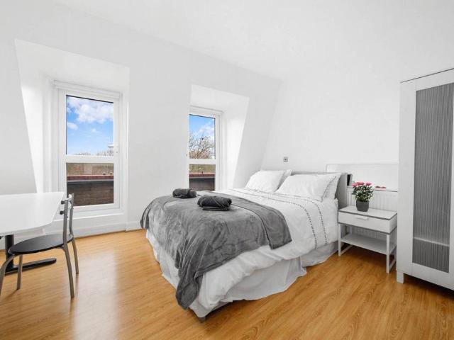 Colvin's Florist, 53 Burdett Road, London, E3 4TN, United Kingdom | Studio apartment for rent #140656823 | Rentberry