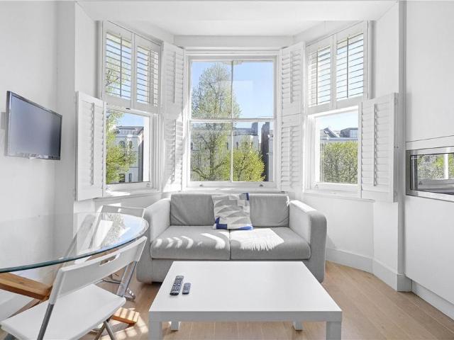 Colville Gardens, Notting Hill. Studio to rent £1,850 pcm £427 pw