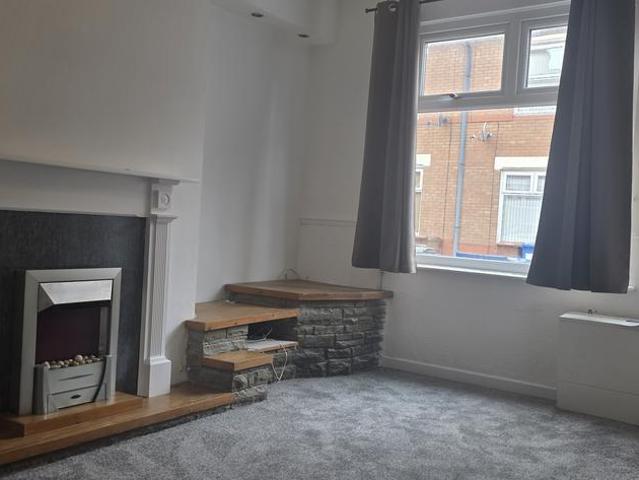 Colborne Avenue, Stockport, SK5 2 bed terraced house to rent £1,100 pcm £254 pw