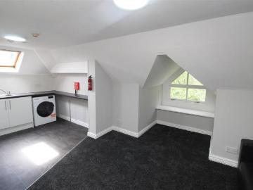 Colchester Avenue, Cardiff CF23 2 bed flat to rent £1,275 pcm £294 pw