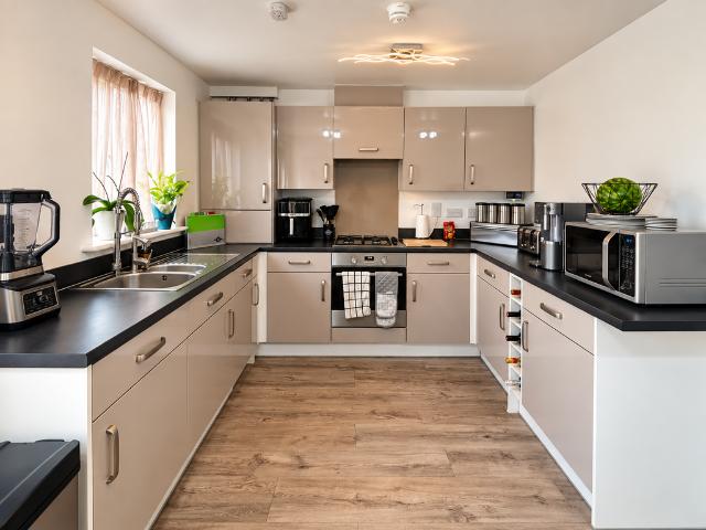 Colchester, CO3 4 bed townhouse to rent £1,850 pcm £427 pw