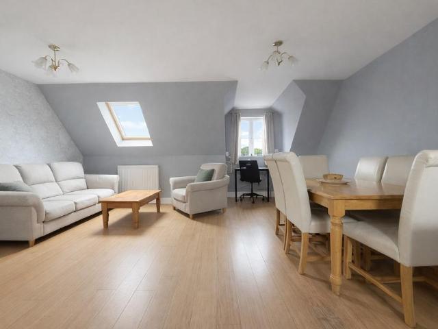 Colchester CO2 2 bed apartment to rent £1,125 pcm £260 pw