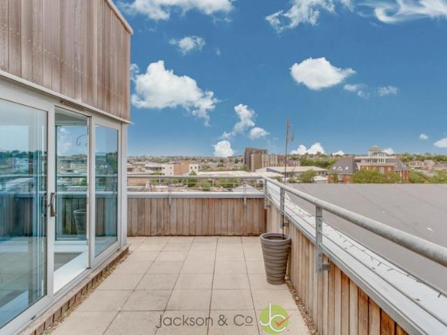Colchester CO2 2 bed penthouse to rent £1,700 pcm £392 pw