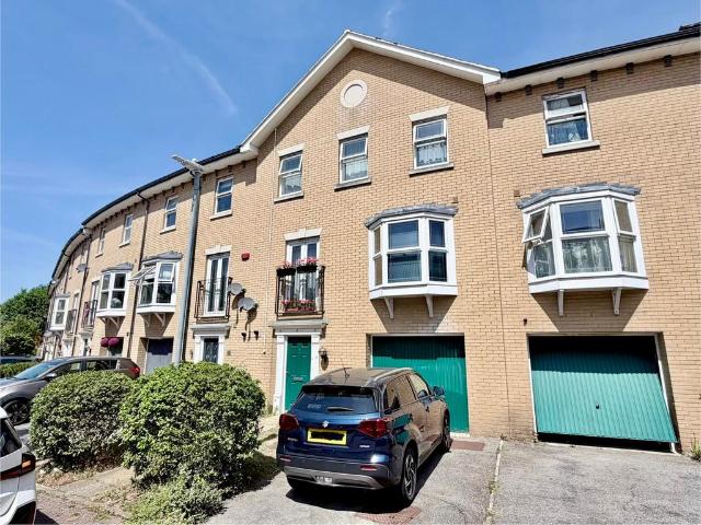 Colchester CO4 4 bed terraced house to rent £2,250 pcm £519 pw