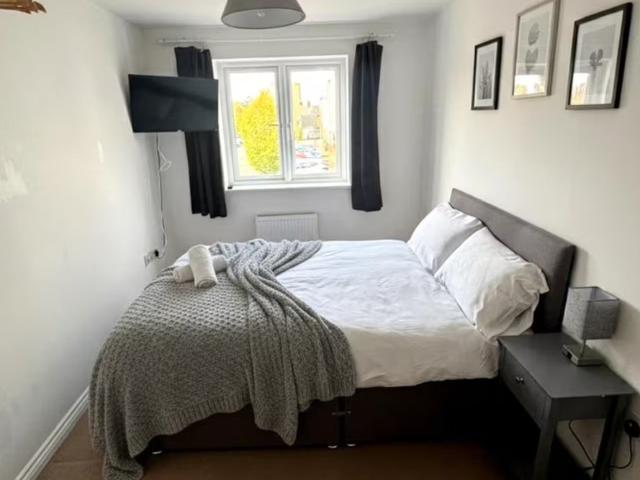 Colchester Retreat: 4BR 2BATH Ample Street Parking