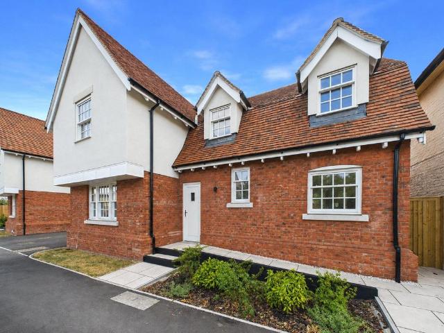 Colchester Road, Bures, Essex, CO8 4 bed detached house to rent £2,250 pcm £519 pw