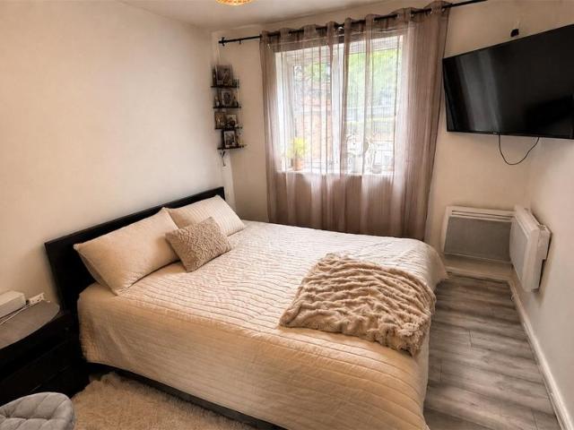 Cold Blow Lane, London SE14 2 bed flat to rent £1,850 pcm £427 pw