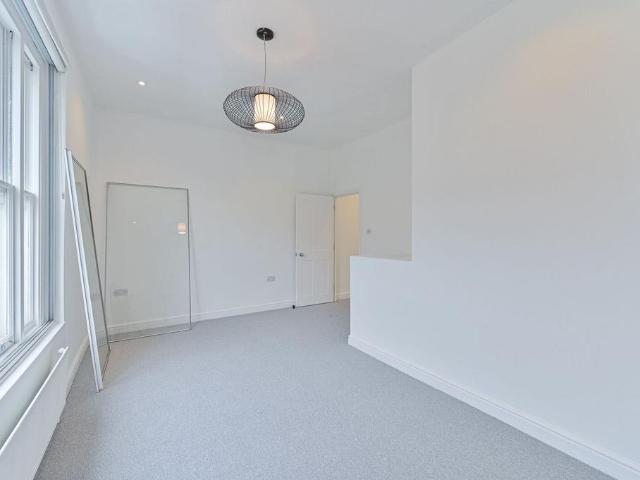 Coldharbour Lane, Brixton, London, SW9 3 bed flat to rent £4,800 pcm £1,108 pw