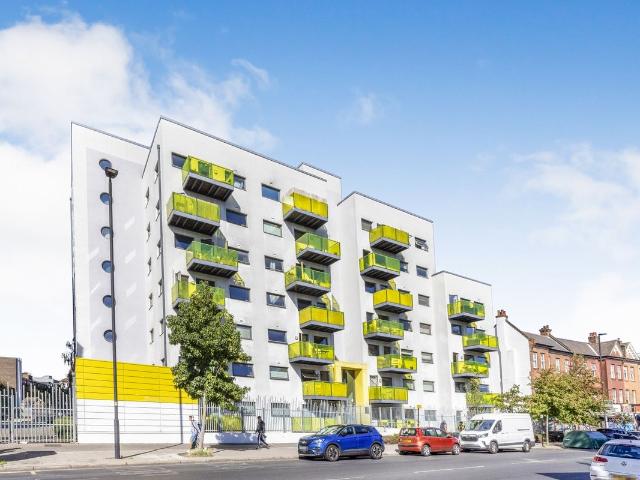 Coldharbour Lane, London SE5, 3 bed flat to rent, £3,000 pcm | PrimeLocation