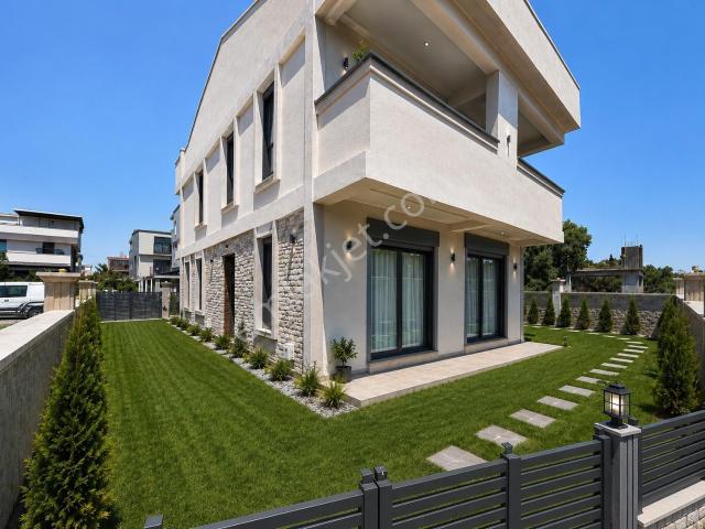 Coldwell Banker Poyraz'dan Müstakil Girişli 4+1 Satılık Villa