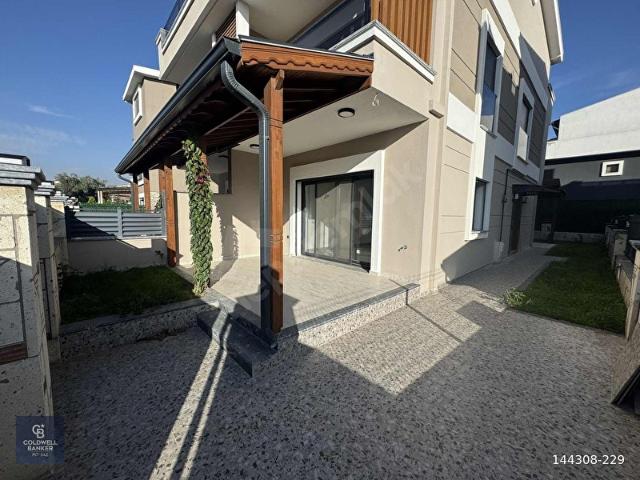 COLDWELL BANKER POYRAZ'DAN MERKEZİ KONUM 4+1 TRİPLEX