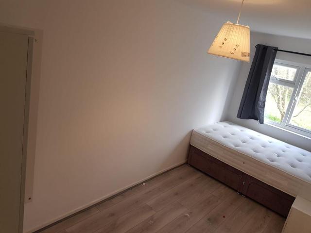 Cole Close, London SE28 1 bed in a house share to rent £850 pcm £196 pw