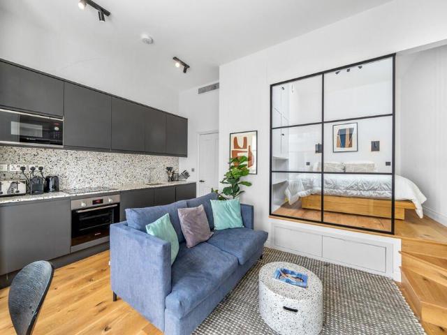 Coleherne Road, Earls Court, London. Studio to rent £2,500 pcm £577 pw