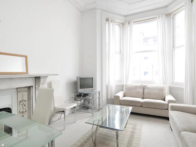 Coleherne Road London SW10 2 bed flat to rent £3,250 pcm £750 pw