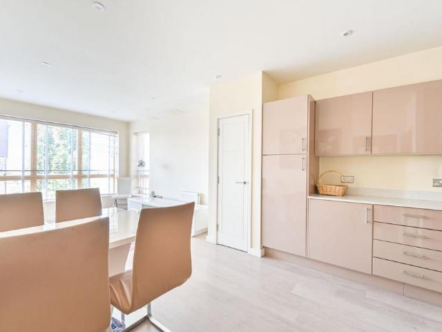 Coles Green Road, Gladstone Park. 2 bed flat to rent £2,500 pcm £577 pw