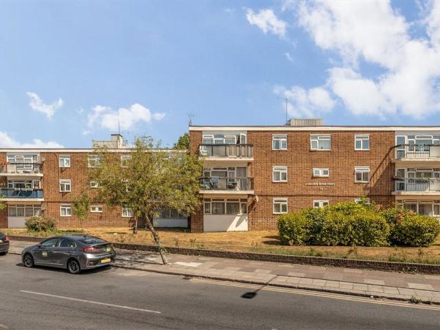 Coles Green Road, London NW2, 2 bed flat to rent, £2,000 pcm | PrimeLocation