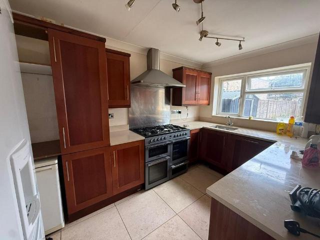 COLERIDGE CRESCENT, Colnbrook, SL3 5 bed semi detached house to rent £2,600 pcm £600 pw