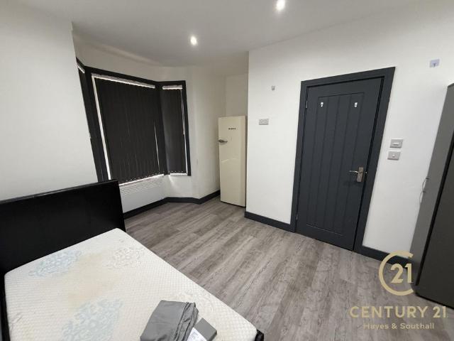 Colham Ave UB7, Studio to rent, £995 pcm | PrimeLocation