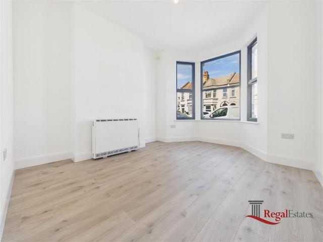 Colin Road, London, NW10 2EE 2 bed flat to rent £1,700 pcm £392 pw