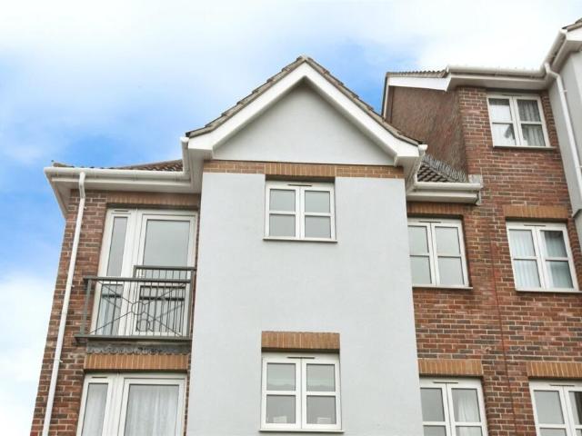 Colin Road, Paignton TQ3, 2 bed flat to rent, £1,200 pcm | PrimeLocation
