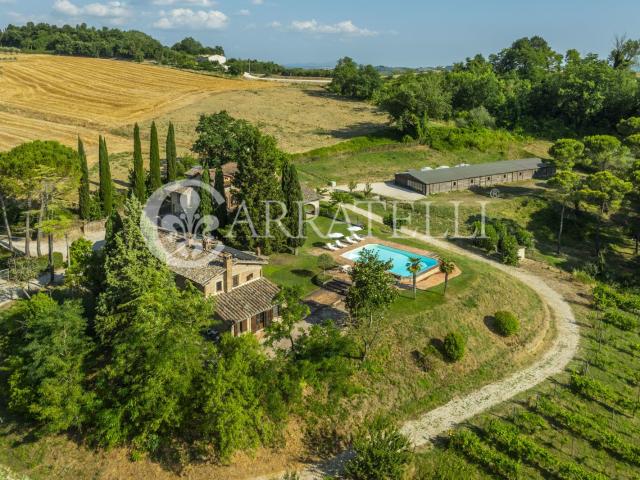 Collazzone, vicino a Todi, prestigiosa villa di circa 630mq. 700m² Todi