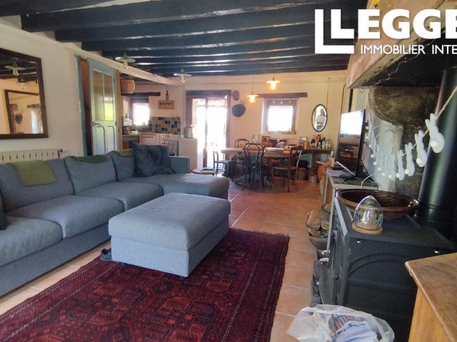 Collection de trois maisons familiales uniques dans un cadre bucolique avec une belle piscine chauffée et une