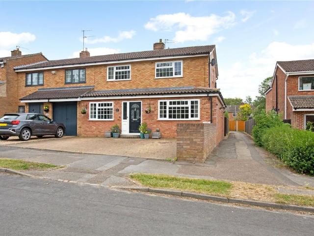 College Close, Flamstead, St. Albans. 4 bed semi detached house to rent £2,750 pcm £635 pw