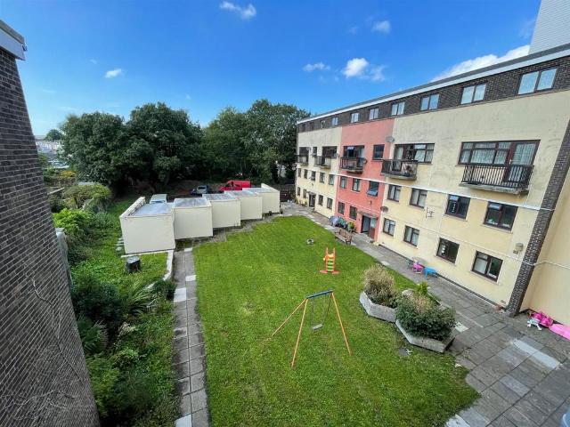 College Court, Haverfordwest, SA61 2 bed flat to rent £750 pcm £173 pw
