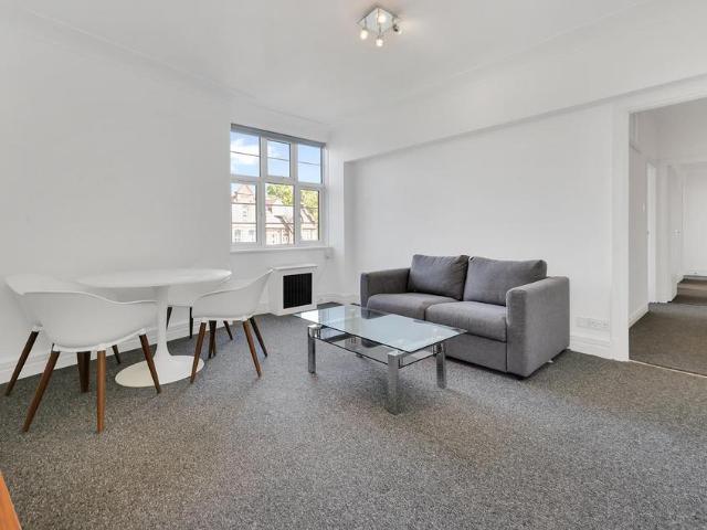 College Crescent, London, NW3 2 bed flat to rent £3,000 pcm £692 pw